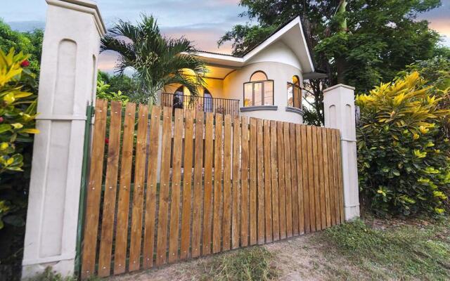 Pura Vida House Cabo Blanco