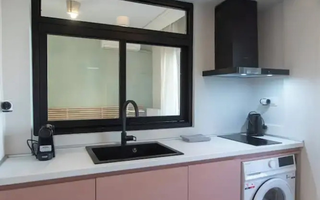 New Cozy Apt with Balcony close to Metro