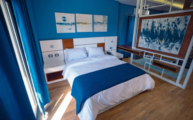 Travelholic Inn