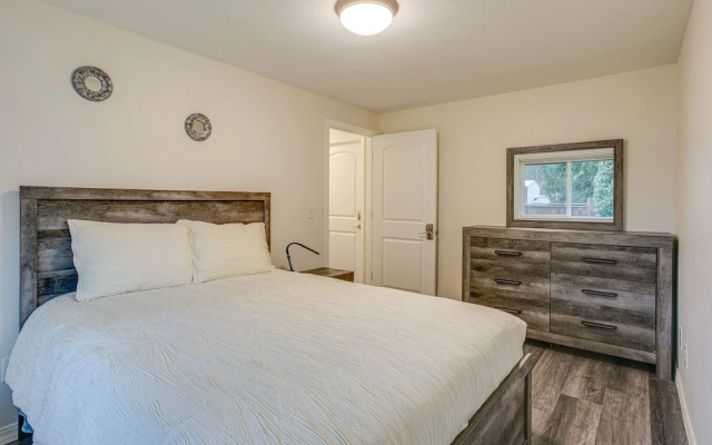 Modern Puyallup Townhome w/ Backyard & Fireplace