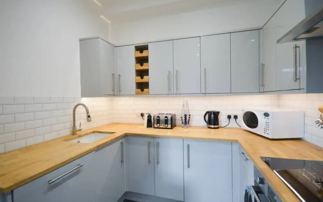 Stylish 3 Bedroom Maisonette Near City Centre