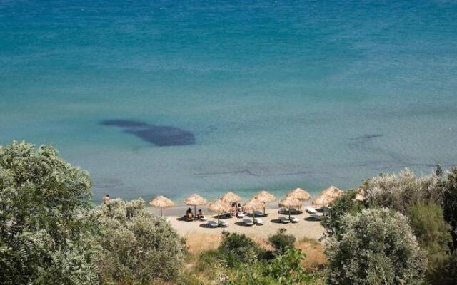 Seaside small villa near beach
