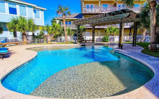 Saltwater Hippie 3 Bedroom Condo by Redawning