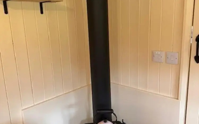 Shepherdshut-cotswolds-petfriendly-woodburner