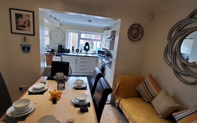 Stylish 3 bed house with Garden Free Parking