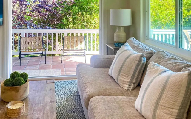 Cozy Cali Condo, Walk to Summerland Beach!