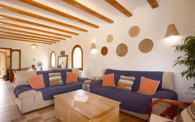 Fanila in J vea With 4 Bedrooms and 3 Bathrooms