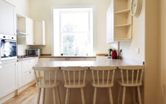 Spacious 4 Bedroom Apartment in Edinburgh