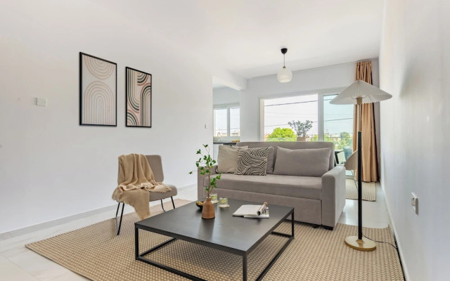 Sanders Cruise - Spacious 2-bdr Apt With Balcony
