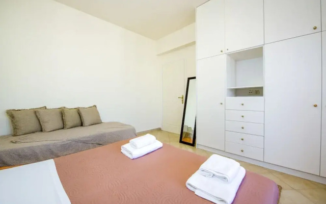 Dione Apartment with Terrace near Kalathas beach