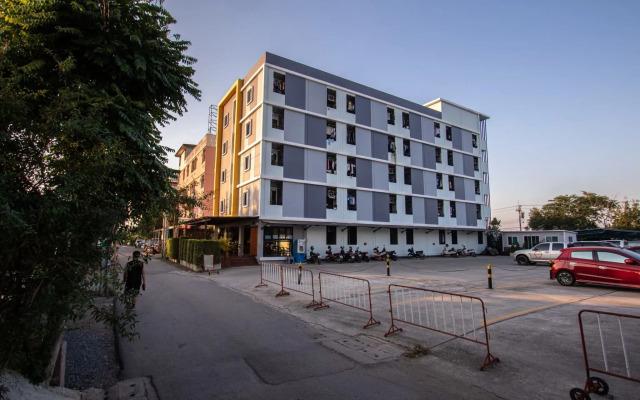 Salinsiri at Lat Krabang