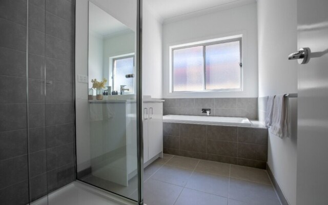 Big Family Fun@ 4 Bedrooms House in Point Cook