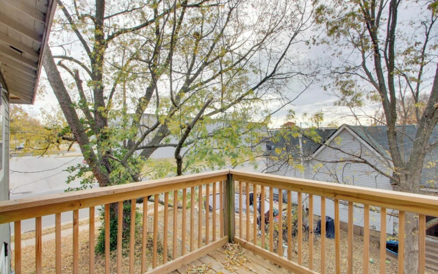 Cozy Missouri Escape w/ Balcony, Near Colleges!