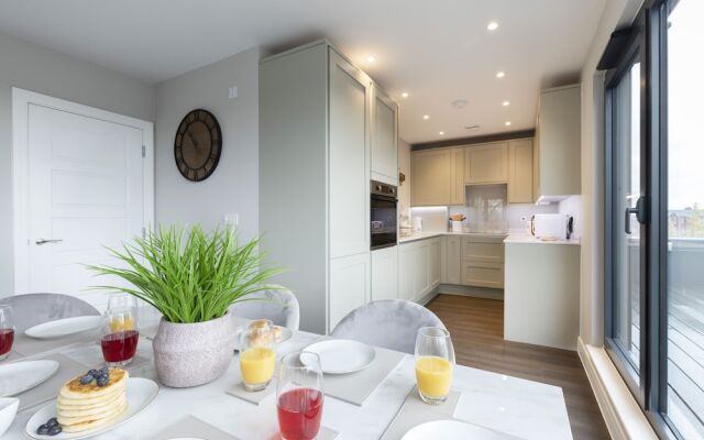 Elliot Oliver - Stunning 3 Bedroom Penthouse With Large Terrace And Parking