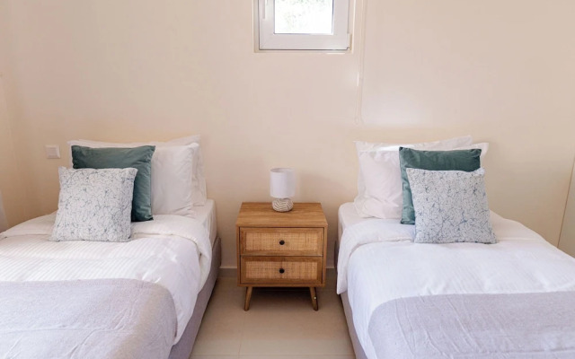 Phaedrus Living: Seaside Thalassa Cretan 101
