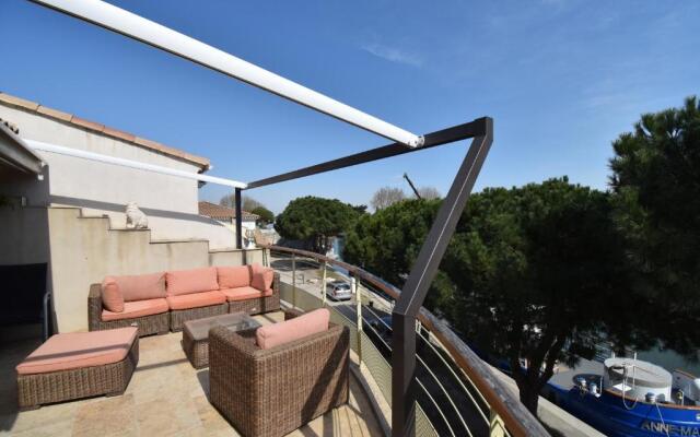 T2 vue canal et remparts d'Aigues Mortes