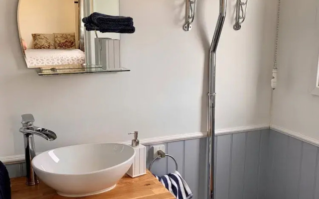 Shepherds Hut With Hot Tub, North Wales, Anglesey