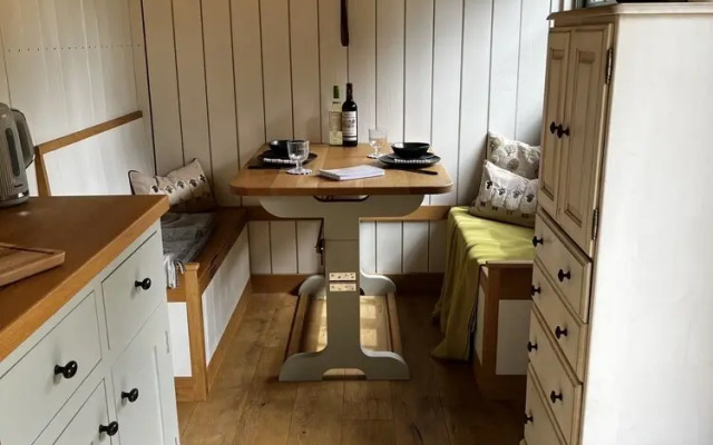 The Crooked Gate - Luxury Romantic Getaway