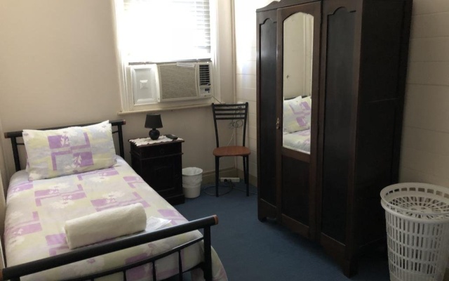 Royal Private Hotel – Guest Rooms – Charters Towers