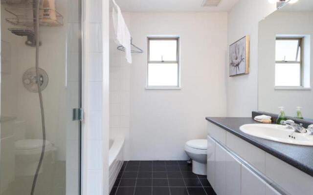 Convenient to Attractions & Close To Airport