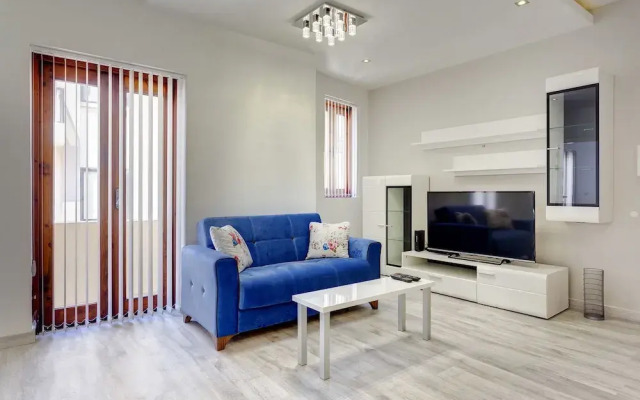 Stylish 2BR Apart, Steps Away from the Beach