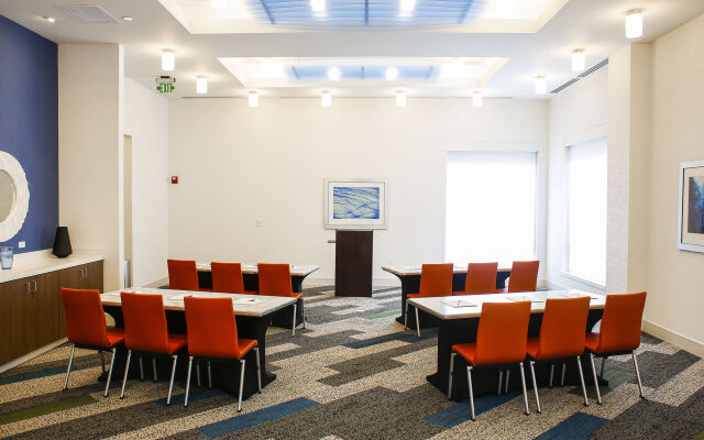 Holiday Inn Express & Suites Louisville Downtown by IHG