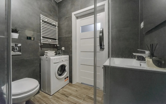 Lumina modern studio with balcony