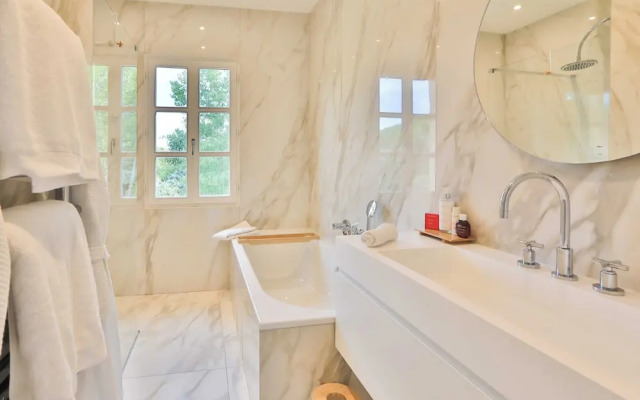 Magnificent Villa Overlooking the bay of Canebiers