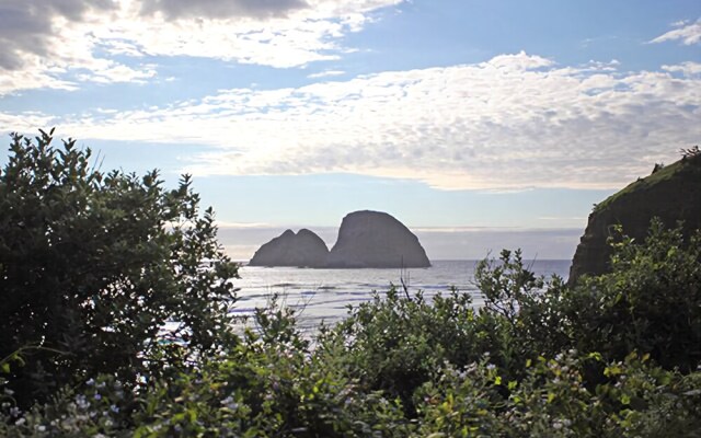 Oceanside Perch 3 Br home by RedAwning