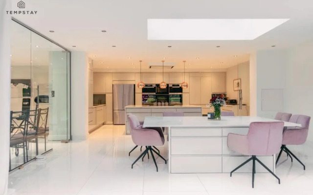 Hidden Gem! Luxury 5 Bed Near Warner Bros Studios