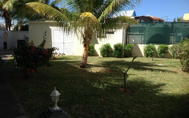 Lovely apartment in Flic en Flac, close to the beach and all amenities.