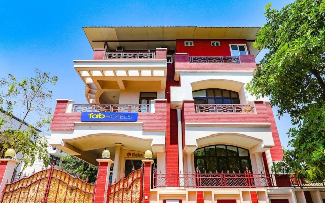 Fabhotel Raka Inn