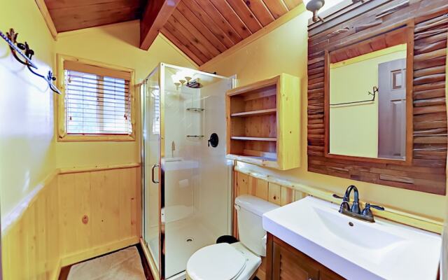 880 Edgemoor Rd Cabin