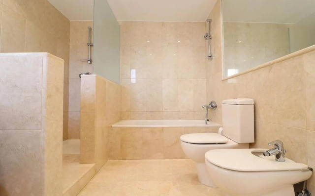 Amazing 3bedroom flat with seafront views & pool by SharingCo