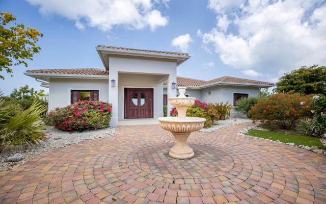 ***NEW*** Oceanfront Luxury Mansion w/ Private Beach & Pool - Gated Community