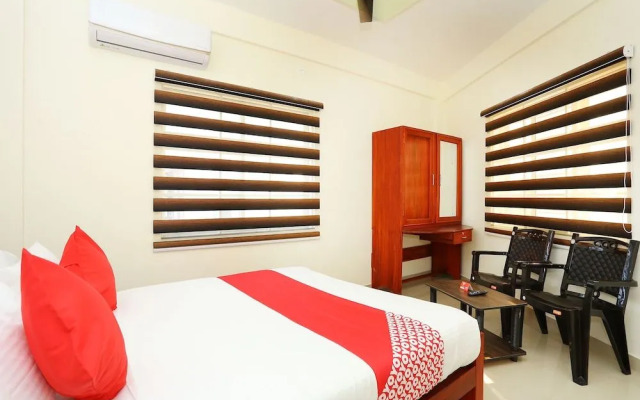 OYO 37302 White Cort