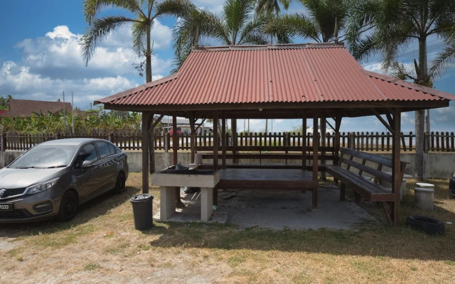 OYO 90968 Teratak Samuderakita Chalet
