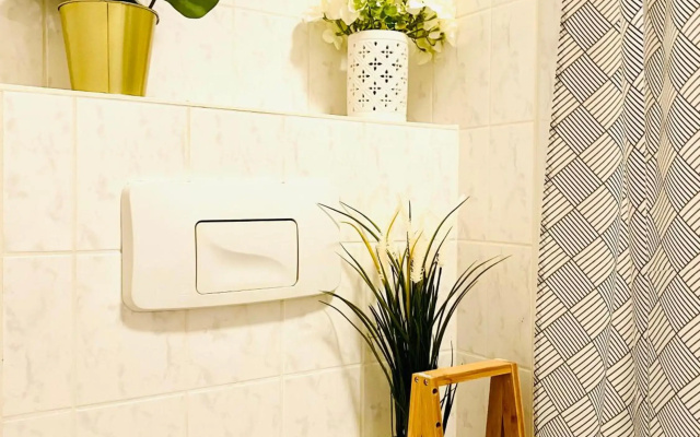 Saniertes Studio mit Balkon, WLAN, Netflix & Küche in City-Nähe
