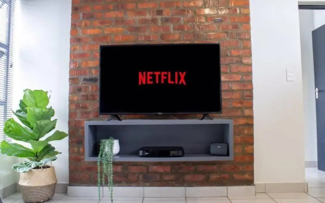 Contemporary Spacious & Comfortable Apartment