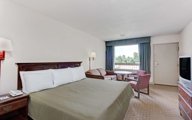 Travelodge by Wyndham Suites Virginia Beach Oceanfront