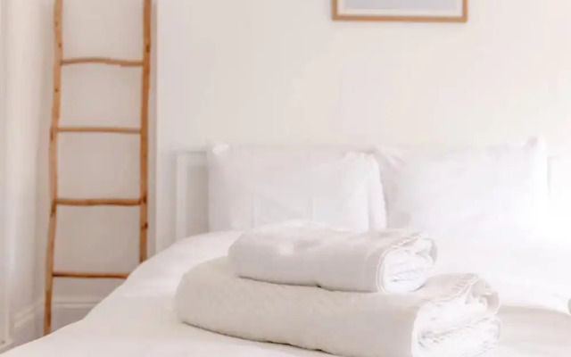 Stylish 2 Bedroom Apartment Beside Putney Station