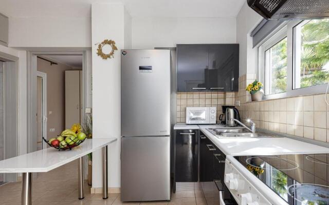 Villa Evie's -Spacious -4 apt'ς -with heated pool