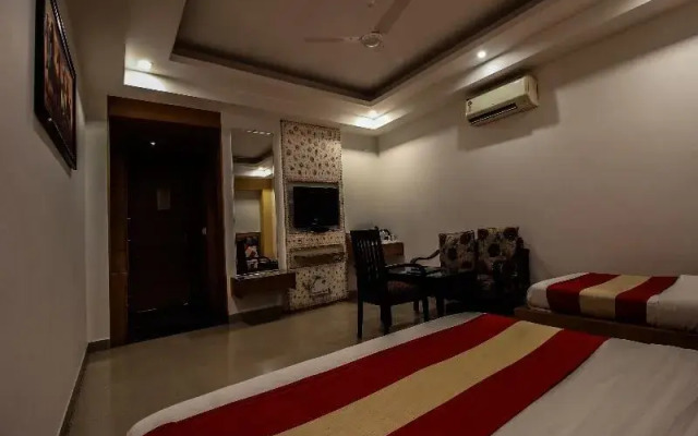 OYO Rooms Arakashan Road 3