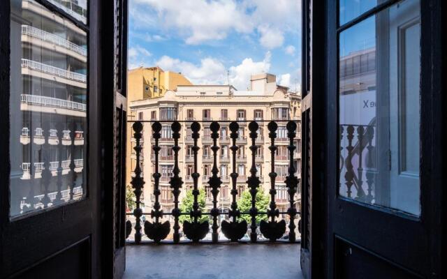 Sunny and Modernist apartment for groups in center