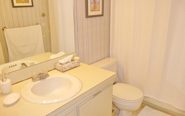 Eye-catching Beachfront Condo With Pool and Nice Views