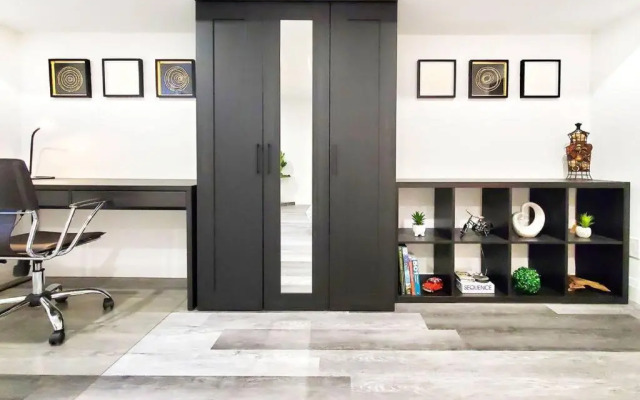 Renovated Guest Suite Near The Lake & High Park in Toronto!