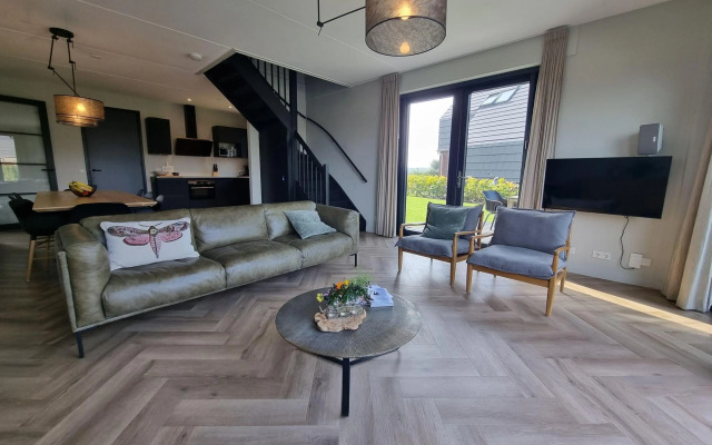 Luxurious Detached Water Villa With Jetty