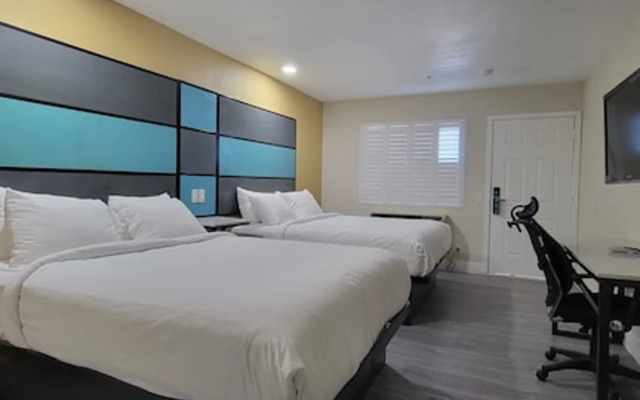 Hotel Avenida Victorville I 15