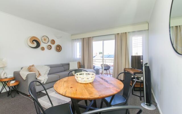 Inner City One Bedroom Apartment with Pool View 22