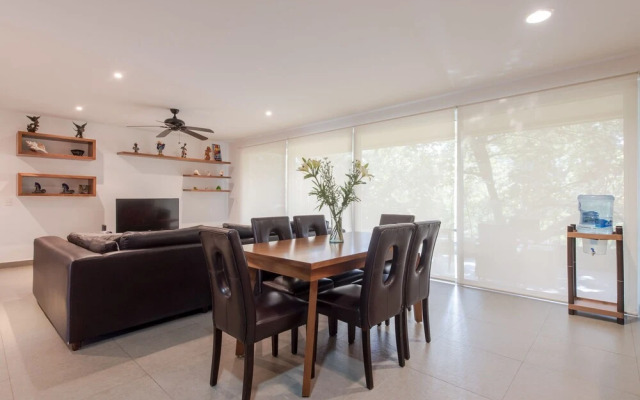 LUXURY! 4 POOLS - 2-bdr condo - GYM (V233)